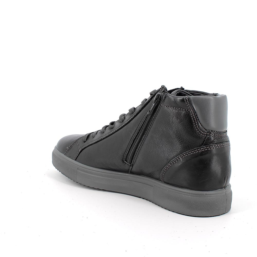MAN SNEAKERS