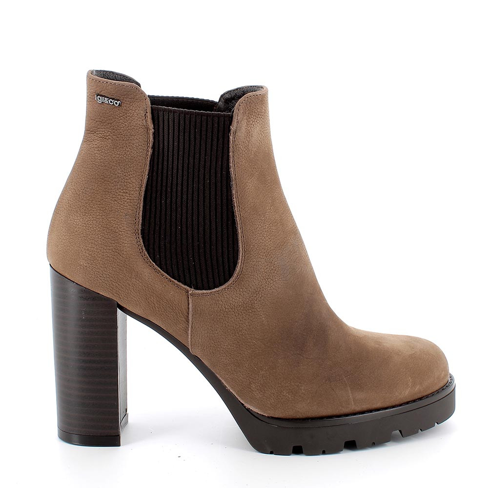 Feminine chelsea boots sales