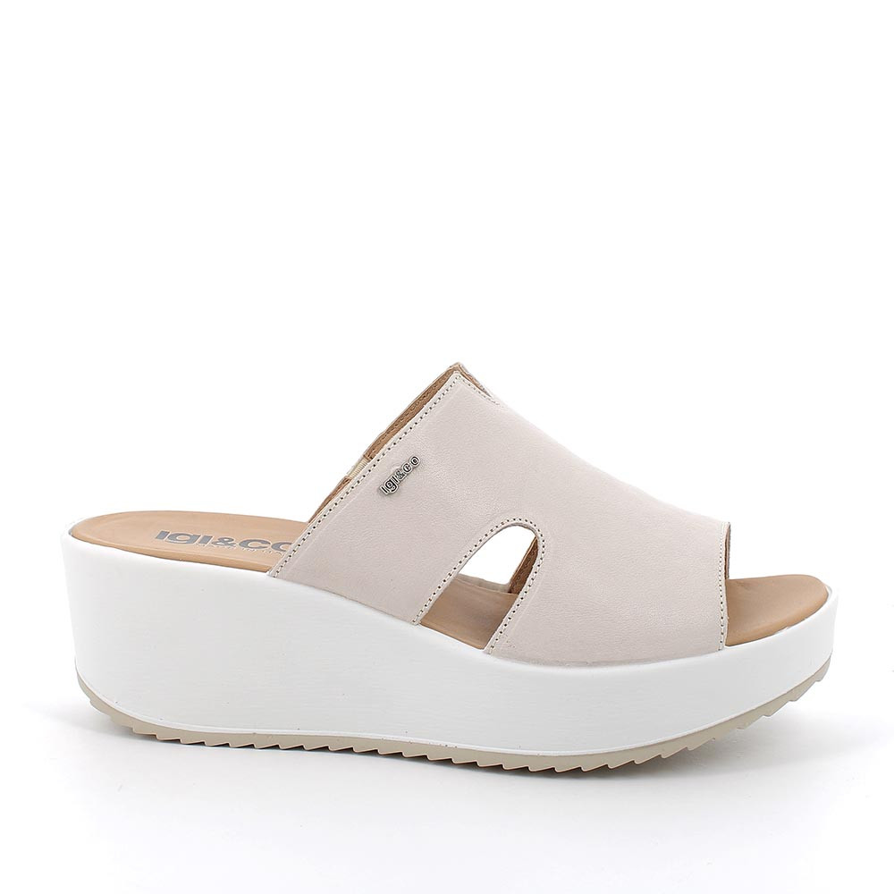 Sandalia de cuña de piel de señora nata