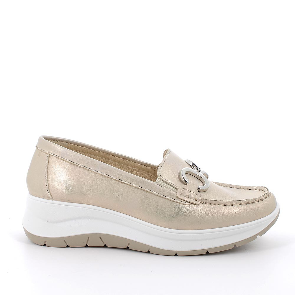 Mocasín de cuña para mujer platino con elástico