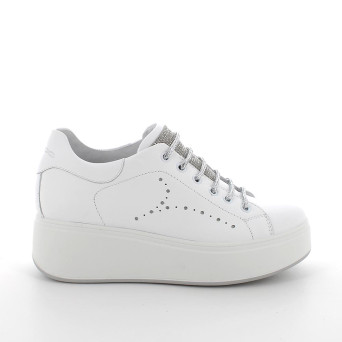 DAME SNEAKER MIT KEILABSATZ WEISS UND SILBER MIT SENKEL DAME SNEAKER MIT KEILABSATZ WEISS UND SILBER MIT SENKEL