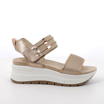 DAME SANDALE MIT KEILABSATZ PLATIN UND BEIGE MIT ELASTIK DAME SANDALE MIT KEILABSATZ PLATIN UND BEIGE MIT ELASTIK
