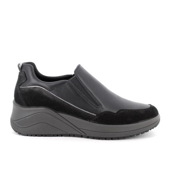 Slip on con zeppa da donna nero con elastico Slip on con zeppa da donna nero con elastico