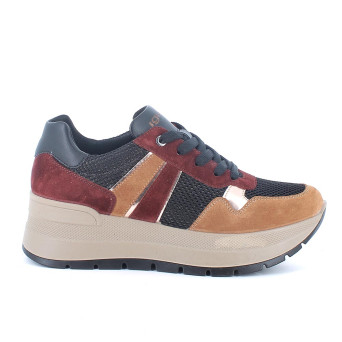 Deportivo con cuña para mujer negro y burdeos con cordones Deportivo con cuña para mujer negro y burdeos con cordones